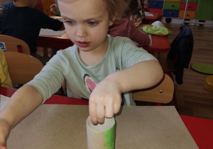 Emilka maluje rolkę na zielono